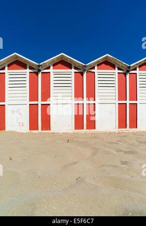 Cabines en bois rouge sur la plage. Banque D'Images