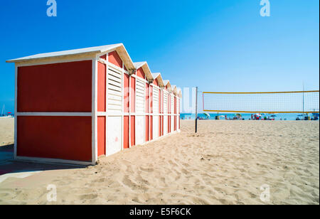 Cabines en bois rouge sur la plage. Banque D'Images