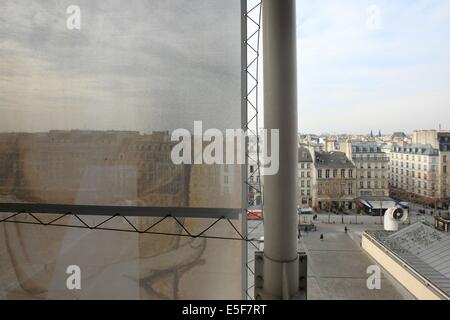 France, ile de france, paris 4 arrondissement, beaubourg, centre pompidou, architectes renzo piano et richard rogers, façade, derriere l'affiche. Date : 2011-2012 Banque D'Images