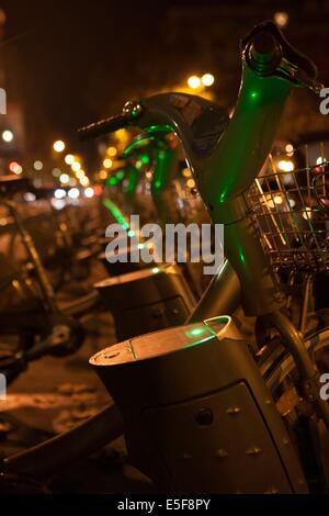 France, région Ile de france, paris, 7e arrondissement, l'avenue de la motte piquet, velib, matin, nuit, Banque D'Images