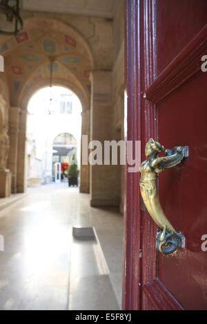 France, ile de france, paris 8e arrondissement, 7 rue tronchet, Hotel de Pourtales, Club sfr, entrée, coulier, décor mur, porte et son heurtoir Date : 2011-2012 Banque D'Images