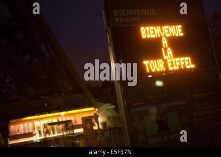 France, région Ile de france, paris 7e arrondissement, sous la tour Eiffel, de la gare d'entrée, panneau lumineux, bienvenue à la tour Eiffel, nuit, petit matin, Banque D'Images