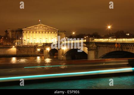 France, ile de france, paris 7e arrondissement, pont de la concorde, façade du palais bourbon, assemblée nationale, seine, nue, institution, etat, deputes, pouvoir lelatif, trace de bateau bouche Date : 2011-2012 Banque D'Images