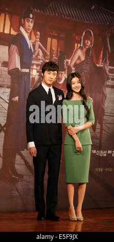 Yea-Ji Il-Woo Jung et Seo, 29 juil., 2014 : acteur sud-coréen Jung Il-woo (L) et l'actrice Seo Oui-ji posent au cours d'une présentation de leur nouvelle dramatique "le veilleur de nuit's Journal" à Séoul, Corée du Sud. © Lee Jae-Won/AFLO/Alamy Live News Banque D'Images