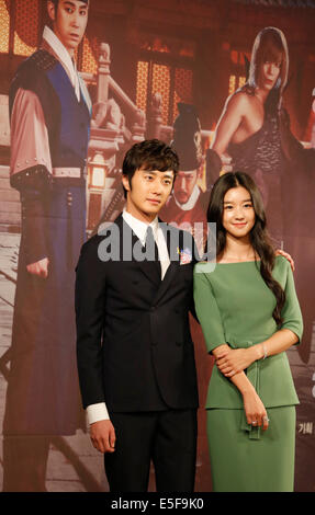 Yea-Ji Il-Woo Jung et Seo, 29 juil., 2014 : acteur sud-coréen Jung Il-woo (L) et l'actrice Seo Oui-ji posent au cours d'une présentation de leur nouvelle dramatique "le veilleur de nuit's Journal" à Séoul, Corée du Sud. © Lee Jae-Won/AFLO/Alamy Live News Banque D'Images