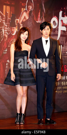 Ko and Sung-Hee et Yunho(Dongbangsinki), Jun 29, 2014 : l'acteur et chanteur sud-coréen Yun-ho, qui est membre du boy band TVXQ, pose avec l'actrice Ko Sung-hee (L) au cours d'une présentation de leur nouvelle dramatique "le veilleur de nuit's Journal" à Séoul, Corée du Sud. © Lee Jae-Won/AFLO/Alamy Live News Banque D'Images