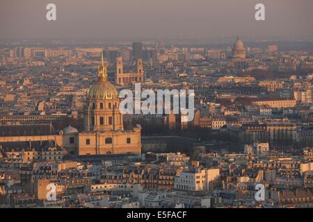 France, ile de france, Paris 7e arrondissement, tour eiffel, vue depuis le 2e étage, vers les invalides, tois, saint sulpice, panthéon, Banque D'Images