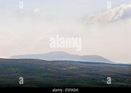 Ingleborough est le deuxième plus élevé des trois pics du Yorkshire Yorkshire Dales HOMER SYKES Banque D'Images