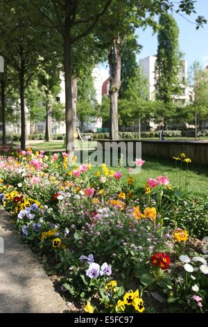 France, ile de france, paris, Paris, arrondissement 20-e, rue michel de bourges, carré d'Or, jardin public, fleurs, simone signoret, jacques becker, film, Banque D'Images