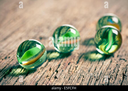 Boules de verre marbre sur fond de bois vieux Banque D'Images