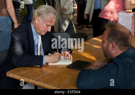 Le professeur Richard Dawkins de signer ses livres à la Holt Festival à Norfolk en Angleterre, le 27 juillet 2014 Banque D'Images