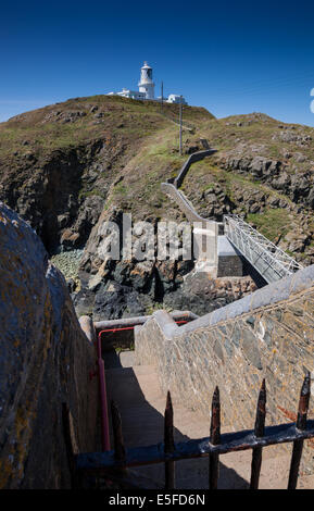 Strumble Head Lighthouse, près de Fishguard, Pembrokeshire, Pays de Galles Banque D'Images