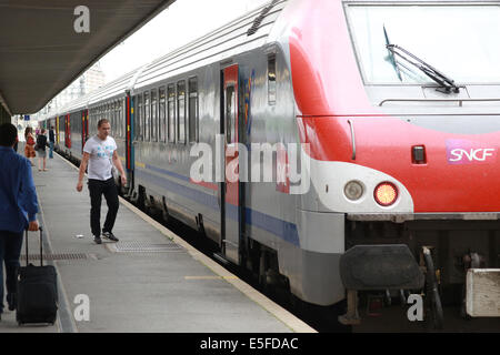 Paris Bercy est une gare ferroviaire et routière de Paris, France, exploité par la SNCF. Banque D'Images