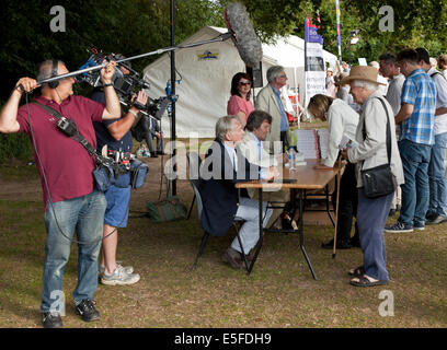 Le professeur Richard Dawkins et Lord Melvyn Bragg signent leurs livres à la Holt Festival à Norfolk en Angleterre Banque D'Images