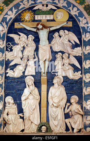 La Verna Toscane : Chapelle des stigmates : Crucifixion : invetrata Terre Cuite par Andrea della Robbia Banque D'Images