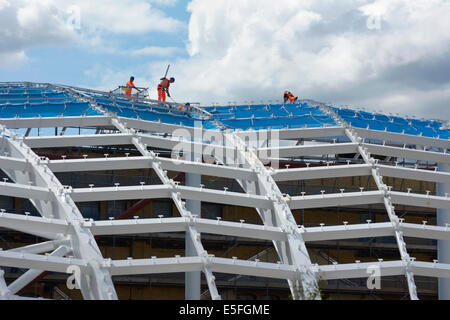 Travailleurs de la construction sur le toit de la nouvelle extension de squelette à la gare Victoria de Manchester, Angleterre. Banque D'Images