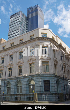 La juxtaposition entre l'ancien bâtiment ( 1911 ) et d'un bâtiment moderne doublés de panneaux solaires à Manchester. Banque D'Images