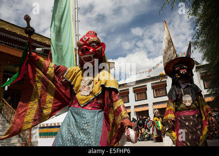 Moines bouddhistes tibétains dans le costume et faire une danse traditionnelle à Leh, Ladakh. Banque D'Images