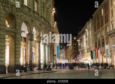 Corso Vittorio Emanuele par nuit, Milan, Italuy Banque D'Images