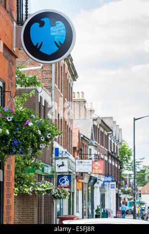 Barclays Bank, sur la rue principale de Harpenden, Herts. Les banques rivales Lloyds et à l'échelle nationale peut être vu plus bas dans la rue. Banque D'Images