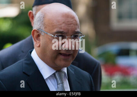 Londres, Royaume-Uni. 30 juillet, 2014. . Des représentants de la Fédération d'organisations musulmanes de Leicestershire accompagné par Keith Vaz MP, Leicester est, fournir un "Drapeau de la paix palestinien' signé par centaines, appelant le Premier ministre pour aider à favoriser un cessez-le-feu immédiat dans le conflit israélo-palestinien. Crédit : Paul Davey/Alamy Live News Banque D'Images