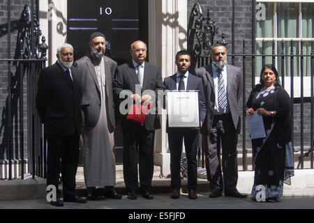 Londres, Royaume-Uni. 30 juillet, 2014. . Des représentants de la Fédération d'organisations musulmanes de Leicestershire accompagné par Keith Vaz MP, Leicester est, fournir un "Drapeau de la paix palestinien' signé par centaines, appelant le Premier ministre pour aider à favoriser un cessez-le-feu immédiat dans le conflit israélo-palestinien. Crédit : Paul Davey/Alamy Live News Banque D'Images