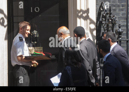 Londres, Royaume-Uni. 30 juillet, 2014. . Des représentants de la Fédération d'organisations musulmanes de Leicestershire accompagné par Keith Vaz MP, Leicester est, fournir un "Drapeau de la paix palestinien' signé par centaines, appelant le Premier ministre pour aider à favoriser un cessez-le-feu immédiat dans le conflit israélo-palestinien. Crédit : Paul Davey/Alamy Live News Banque D'Images