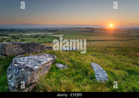 Coucher du soleil d'été sur Alex Tor sur Bodmin Moor en Cornouailles Banque D'Images