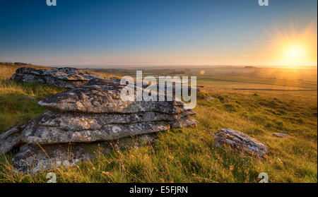 Coucher du soleil d'été sur Alex Tor sur Bodmin Moor en Cornouailles Banque D'Images