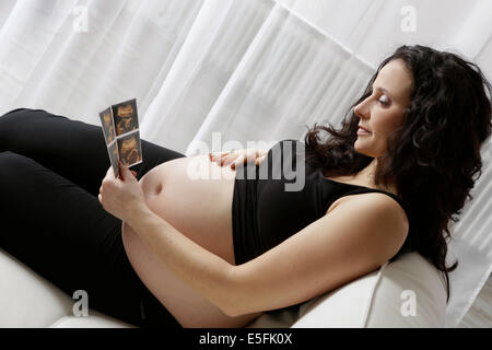 Pregnant woman holding image échographique Banque D'Images