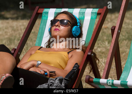 London UK. 30 juillet 2014. Les Londoniens de soleil dans Green Park à la hausse des températures à Londres qui connaît une période de temps chaud Crédit : amer ghazzal/Alamy Live News Banque D'Images