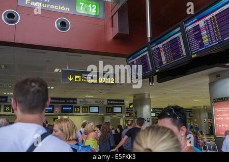 Arrivée à l'aéroport Reina Sofia, Tenerife Sur, pour un vol Ryanair. Canaries, Espagne. Banque D'Images