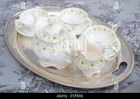 Bone China Tea pot et tasses et soucoupes avec pot à lait à de rares Tea Company, mélangé les feuilles de thé de tout le monde. Banque D'Images