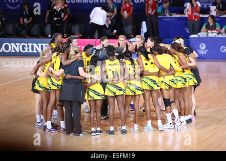 SECC, Glasgow, Écosse, Royaume-Uni, mercredi, 30 juillet 2014. La Jamaïque et la Nouvelle-Zélande se réunissent dans un caucus à la fin de leur match préliminaire de Netball du Groupe A avec la Nouvelle-Zélande qui a remporté 50-42 aux Jeux du Commonwealth de Glasgow 2014 Banque D'Images