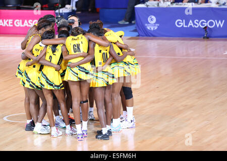 SECC, Glasgow, Écosse, Royaume-Uni, mercredi, 30 juillet 2014. Team Jamaica se réunit dans un caucus après avoir perdu un match préliminaire de Netball du groupe A aux Jeux du Commonwealth de Glasgow 2014 Banque D'Images