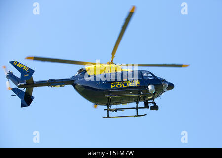 Club sportif de la police de la Cour Imber, Ambre Road, East Molesey, Surrey, UK. 29 juillet, 2014. La police métropolitaine (hélicoptère Eurocopter EC 145 bimoteur) terrains dans le cadre de l'animation pour les visiteurs à la journée Trophée Howorth. C'est un match de cricket joué par des équipes de différents départements de la police métropolitaine et les stations en commémoration de la mort de Ken Howorth (GM - George Médaille). Ken était un agent de neutralisation des bombes ont tué tout en diffusant une IRA d'une bombe dans le centre de Londres en 1981. Credit : Emma Durnford/Alamy Live News Banque D'Images