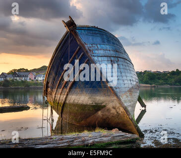 Ancien chalutier en bois abandonnés en appui sur la rive Banque D'Images