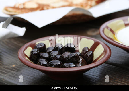 Petit-déjeuner libanais, olives noires Banque D'Images