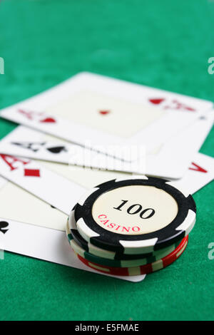 Jetons de Casino et quatre as on green table close-up. Shallow DOF ! Banque D'Images