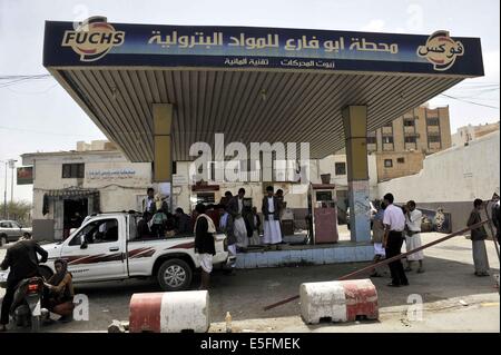 Sanaa, Yémen. 30 juillet, 2014. Les yéménites remplir leurs voitures avec de l'essence à une station service à Sanaa, Yémen, le 30 juillet 2014. Le gouvernement yéménite a augmenté le prix de l'essence à partir de 125 rials yéménites (0,58 dollar américain) à 200 rials par litre et de disel 100 rials à 195 rials le mercredi, ce qui a suscité des protestations de masse dans la capitale Sanaa. Des manifestants en colère ont brûlé des pneus et coupé de nombreuses routes dans la région de Sanaa. Le gouvernement a déployé plus de soldats pour maintenir la sécurité dans la capitale. Credit : Mohammed Mohammed/Xinhua/Alamy Live News Banque D'Images