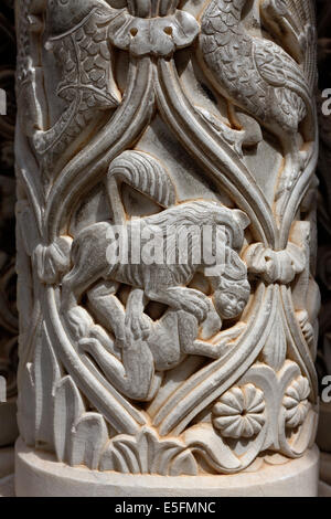 Lion tue les gens, des figures sur une colonne dans le cloître, la cathédrale de Monreale, Monreale, Province de Palerme, Sicile, Italie Banque D'Images