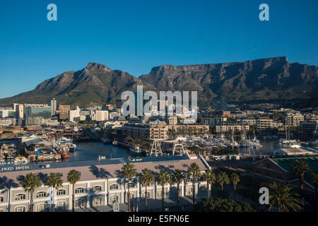 Victoria and Alfred Waterfront, le Cap de roue, Devil's Peak et la montagne de la table à l'arrière, Cape Town, Western Cape Banque D'Images