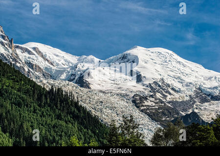 Le Mont Blanc, 4810m, avec les montagnes Dôme du Goûter et Pointe Bayeux et le Glacier des Bossons, le Glacier des Bossons Banque D'Images