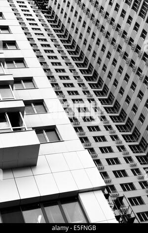 Nouveau appartement moderne vacant bâtiment. Image en noir et blanc. Banque D'Images