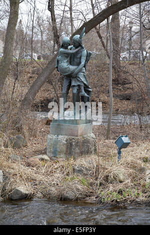 Une statue de Jakob Fjelde Hiawatha de Minnehaha comptable à travers le ruisseau Minnehaha Park Minnehaha Minneapolis Minnesota USA Banque D'Images