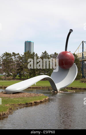 Le Spoonbridge and cherry à Minneapolis sculpture garden, Walker Art Center, Minnesota USA. Banque D'Images