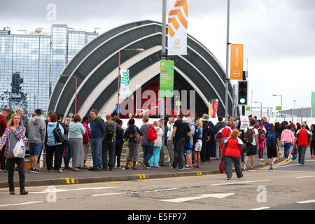 Glasgow, Ecosse. 30 juillet, 2014. Les Jeux du Commonwealth de Glasgow. Attente des fans jusqu'à l'extérieur de la SECC attente complexes pour encourager les athlètes. Credit : Action Plus Sport/Alamy Live News Banque D'Images