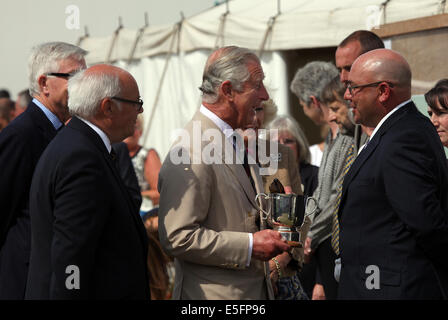 Norfolk, Royaume-Uni. 30 juillet, 2014. Son Altesse Royale le Prince Charles, prince de Galles et de Camilla, Duchesse de Cornouailles, présenter un trophée 133e salon floral de Sandringham dans le Norfolk Crédit : Ian Ward/Alamy Live News Banque D'Images