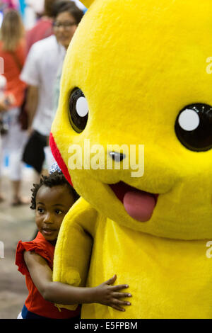 Londres, Angleterre un jeune visiteur à Earls Court en Japon Hyper câlins Pikachu. Banque D'Images