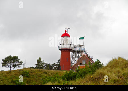 Phare rouge sur dune sur l'île néerlandaise de Vlieland Banque D'Images
